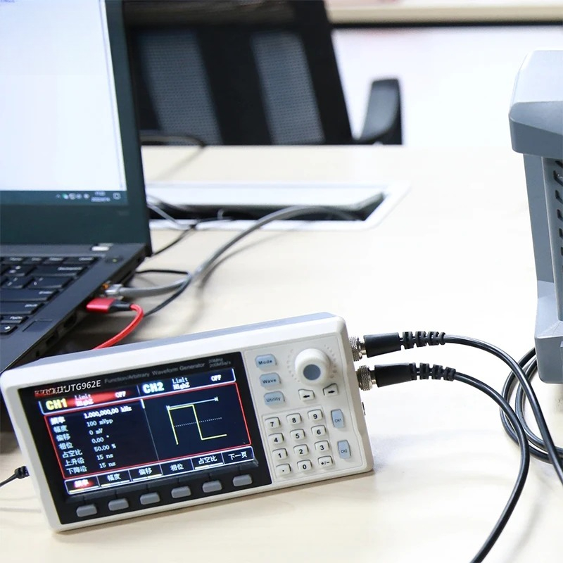 مولد إشارات وظيفي UTG932E UTG9 - مراجعة Dual Channel Arbitrary Waveform Function Generator 60Mhz وسعره